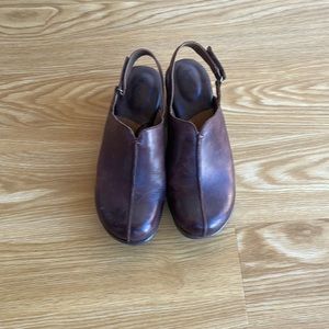 Boc leather clogs